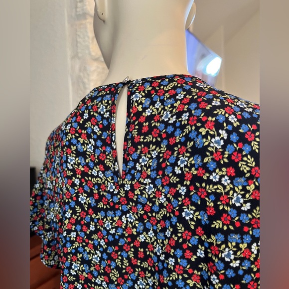 CeCe Floral Flutter Sleeve Top Size Medium - Picture 6 of 10